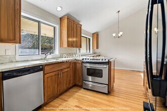 1755 Cloverleaf Rd in Lake Oswego, OR - Building Photo - Building Photo