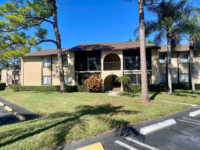 430 Pine Glen Ln, Unit D-2 in Greenacres, FL - Building Photo - Building Photo