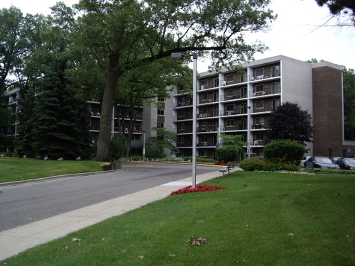 Pine Oak Apartments in Wyoming, MI - Foto de edificio