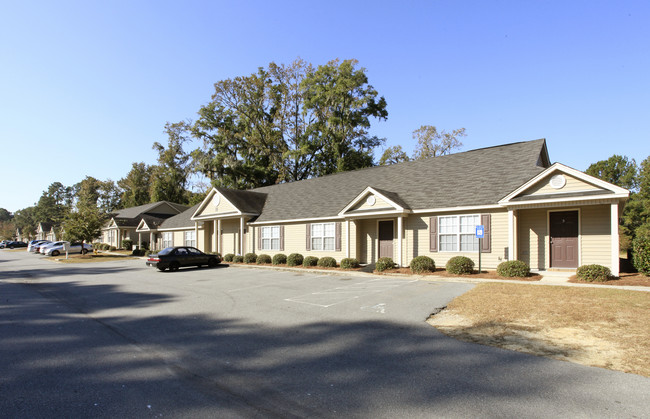 Lakeview Apartments in Savannah, GA - Building Photo - Building Photo