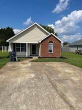 208 Strawbridge Ln in Bonaire, GA - Foto de edificio - Building Photo