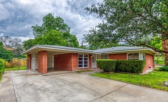 211 Green Meadow Blvd in San Antonio, TX - Building Photo