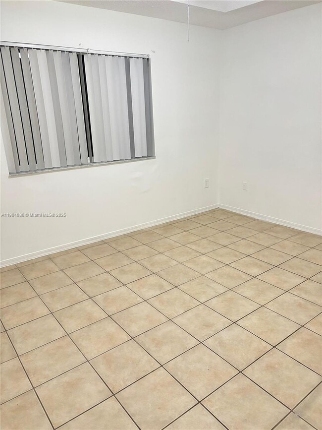 300 NW 114th Ave in Miami, FL - Building Photo - Building Photo