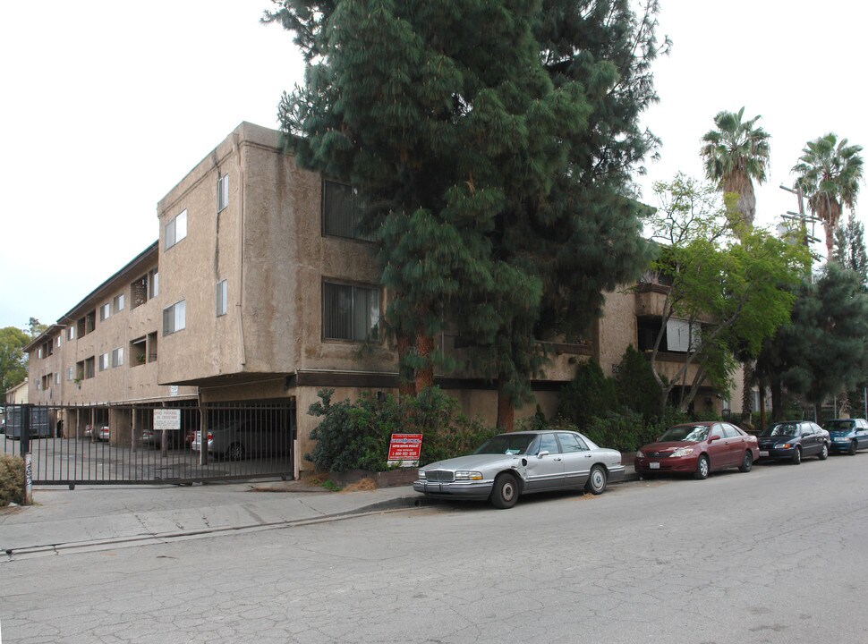 5266 Corteen Pl in Valley Village, CA - Building Photo