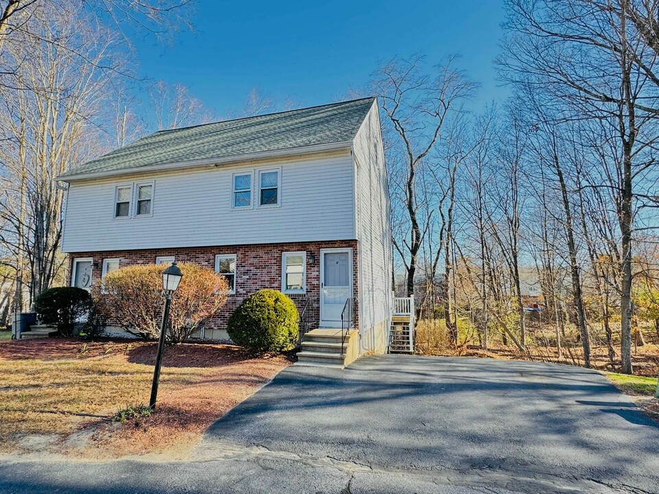 37 Hollis St in Pepperell, MA - Foto de edificio