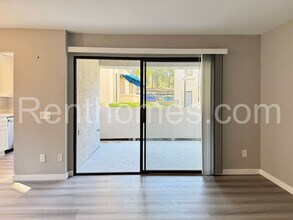 13272 Wimberly Square in San Diego, CA - Foto de edificio - Building Photo