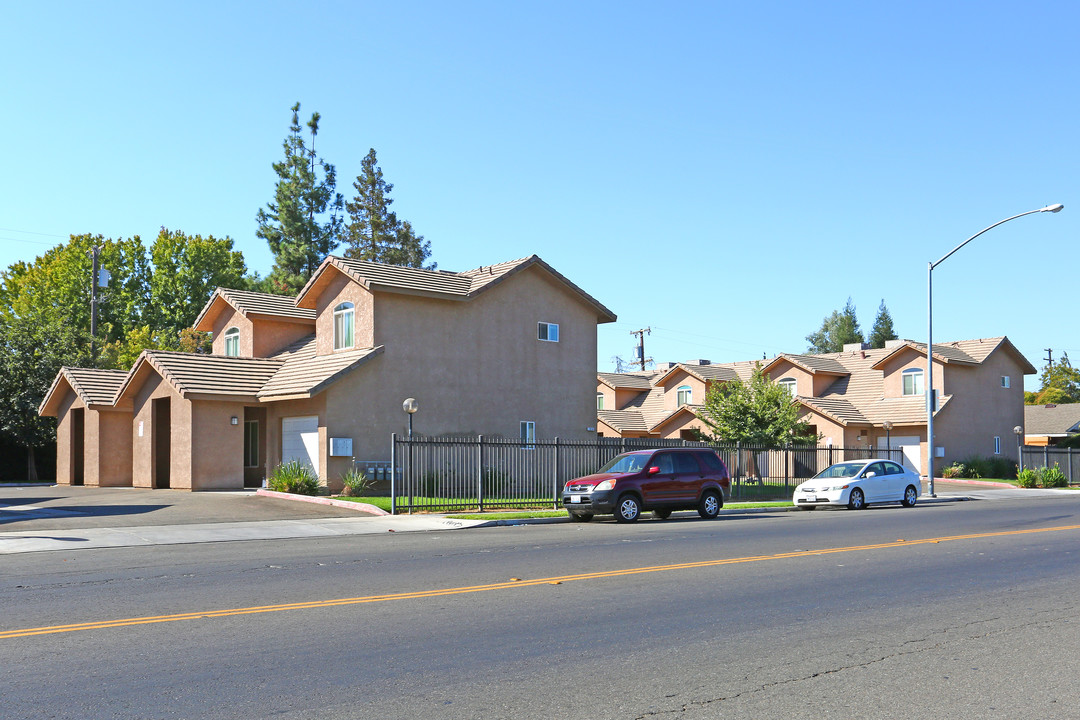 944-1020 E Ashlan Ave in Fresno, CA - Building Photo