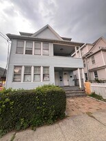 2125 E Main St in Bridgeport, CT - Building Photo