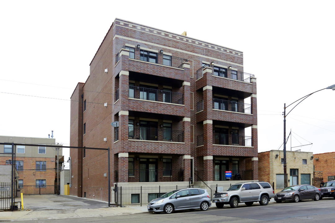 1324 W Grand Ave in Chicago, IL - Building Photo