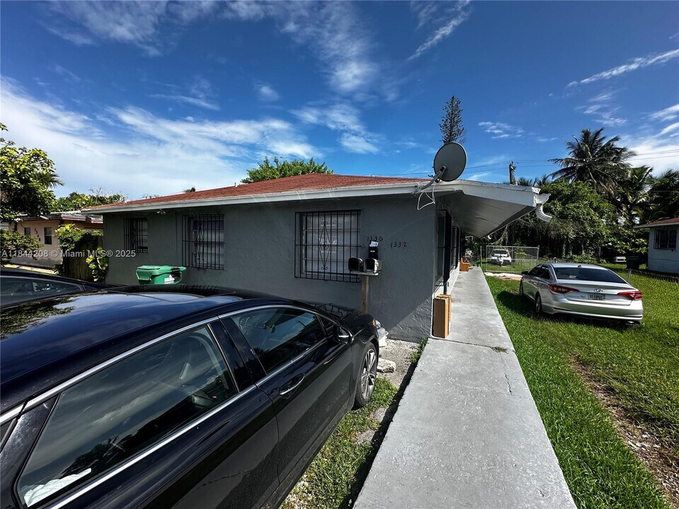 1330 NE 111th St in Miami, FL - Building Photo