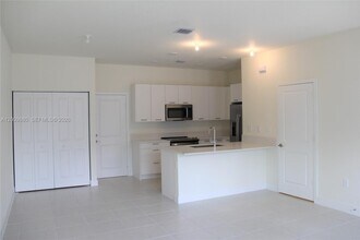 4272 NW 82nd Ave in Doral, FL - Building Photo - Building Photo