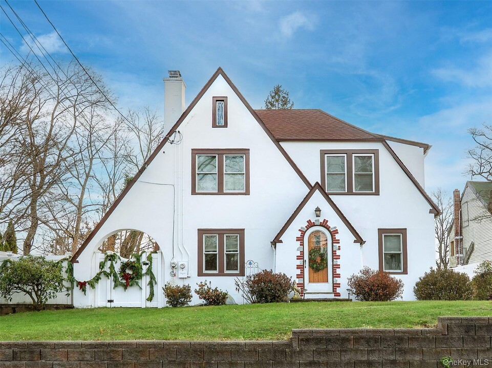 118 McLoughlin St in Glen Cove, NY - Building Photo