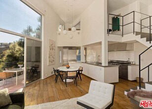 2500 Zorada Dr in Los Angeles, CA - Building Photo - Building Photo