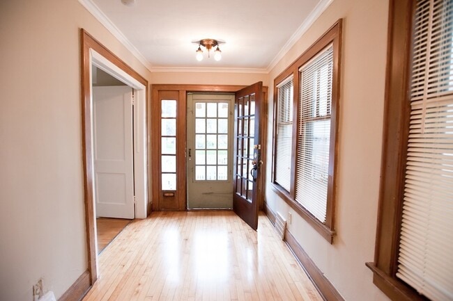 3259 N Oakland Ave in Milwaukee, WI - Building Photo - Building Photo