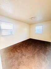 1413 W Maple Ave in Independence, MO - Building Photo - Building Photo