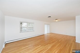 20-30-30 Ridge Rd, Unit A8 in Ridgewood, NJ - Foto de edificio - Building Photo