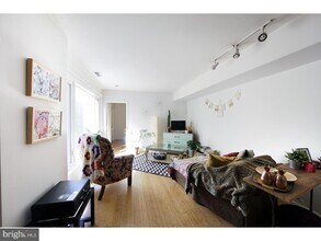 447 Fairmount Ave, Unit A in Philadelphia, PA - Building Photo - Building Photo