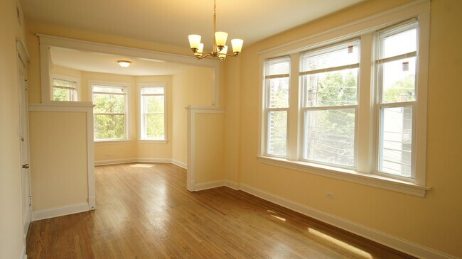 2815 N Troy St, Unit 2F in Chicago, IL - Foto de edificio - Building Photo