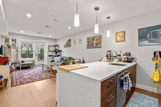 475 Lagrange St, Unit 107 in Boston, MA - Foto de edificio - Building Photo