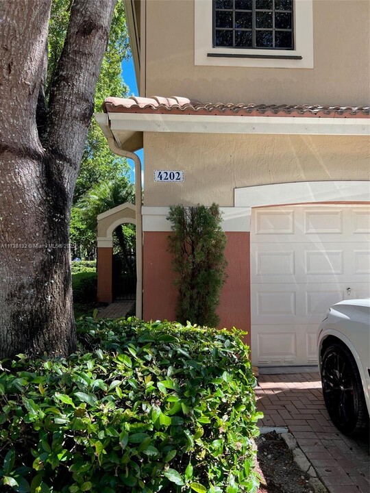 4202 Vineyard Cir in Weston, FL - Foto de edificio