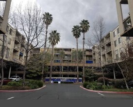 340 N Civic Dr, Unit 409 in Walnut Creek, CA - Foto de edificio - Building Photo