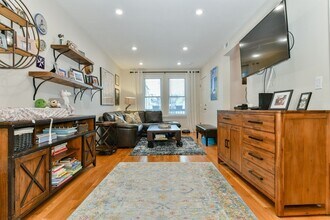 230 Saratoga St, Unit 3 in Boston, MA - Building Photo - Building Photo