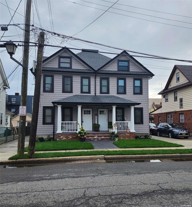 157 Cleveland Ave in Mineola, NY - Building Photo