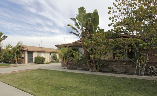 13912-13922 Arizona St in Westminster, CA - Foto de edificio - Building Photo