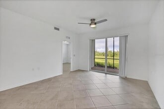 12180 Wellen Golf St, Unit 104 in Venice, FL - Foto de edificio - Building Photo