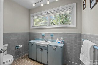 1030 Dooley Dr in Charlotte, NC - Foto de edificio - Building Photo