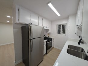 11007 Hartsook St in Los Angeles, CA - Foto de edificio - Building Photo