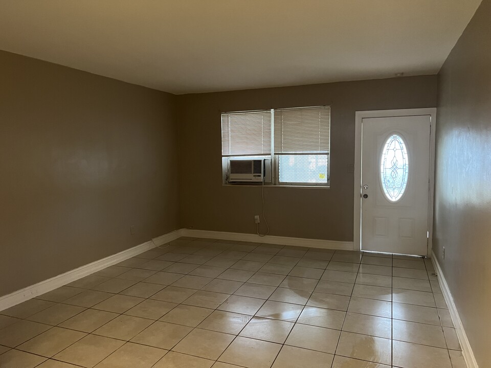 1864 NW 93rd St, Unit 1864 in Miami, FL - Building Photo