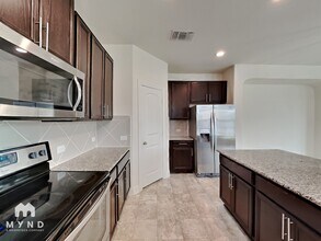 13725 James Buchanan St in Manor, TX - Foto de edificio - Building Photo