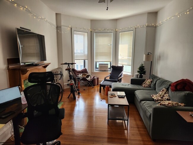 662 W Oakdale Ave in Chicago, IL - Building Photo - Building Photo