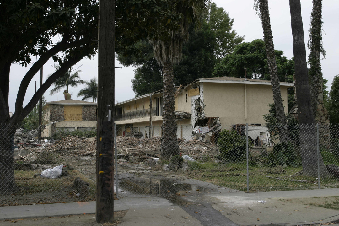 Apartment Building & Sfr in Lynwood, CA - Building Photo