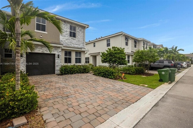 156 SW 171st Ln in Pembroke Pines, FL - Building Photo - Building Photo