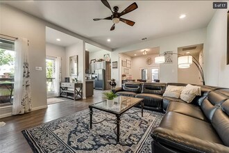 7713 Salzburg Dr in Rowlett, TX - Foto de edificio - Building Photo