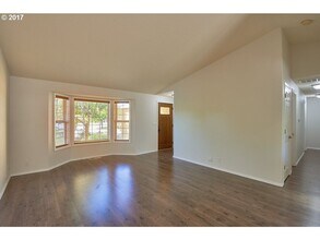 1049 SE Ash St in Dundee, OR - Building Photo - Building Photo