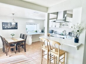 915 N Holly St in Anaheim, CA - Foto de edificio - Building Photo