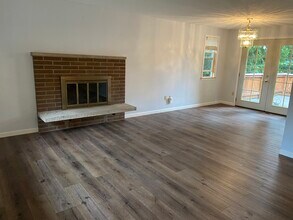 11624 NE 74th St in Kirkland, WA - Building Photo - Building Photo