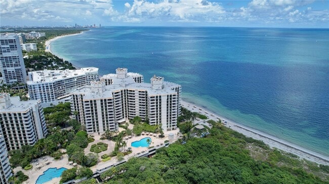 1111 Crandon Blvd in Key Biscayne, FL - Building Photo - Building Photo