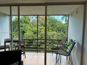 105 Royal Pk Dr in Oakland Park, FL - Building Photo - Building Photo