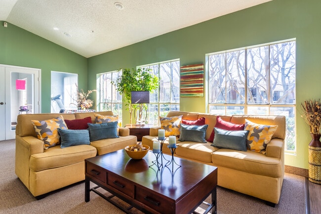 Redbird Trails in Dallas, TX - Foto de edificio - Interior Photo