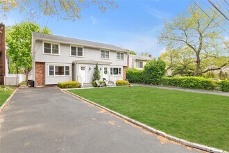 38 Dunes Ln in Port Washington, NY - Building Photo - Building Photo