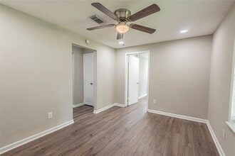 2110 N Galveston Ave in Pearland, TX - Building Photo - Building Photo