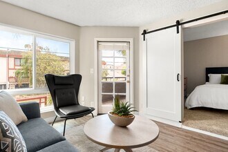 Woodland Trio Apartments in North Hollywood, CA - Foto de edificio - Building Photo