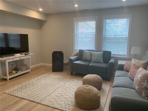 33 Van Zandt Ave in Newport, RI - Building Photo - Building Photo