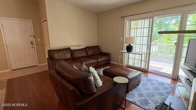 22 Sun Beau Ct in Tinton Falls, NJ - Building Photo - Building Photo