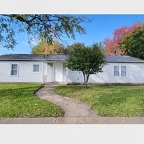 2407 Carrelton Dr in Champaign, IL - Building Photo