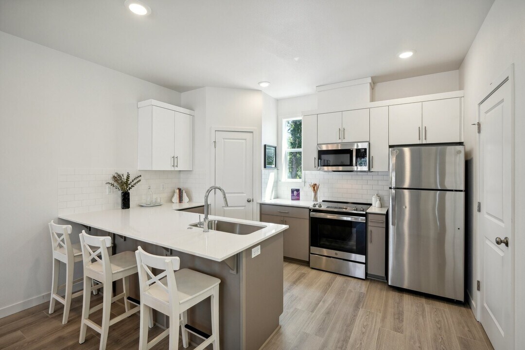 Holmes Townhomes in Oregon City, OR - Building Photo